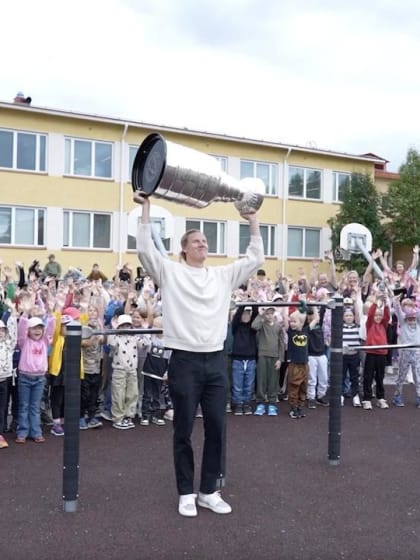 Mikkola vei Stanley Cupin lastensairaalaan