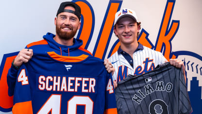 New York Islanders top pick Matthew Schaefer throws out 1st pitch at Mets game